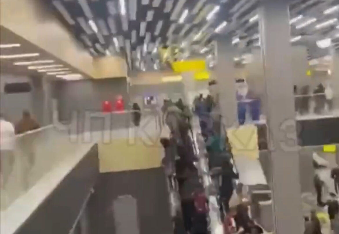 DRAMA NA AERODROMU U DAGESTANU: Demonstranti upali na pistu, jure putnike koji su doleteli iz Izraela, uznemirujuće scene 