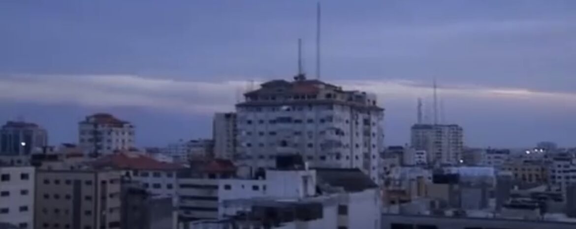 NEBODERI SE RUŠE KAO KULA OD KARATA: Objavljeni snimci granatiranja solitera u centru Gaze! Iza njih ostaje pustoš