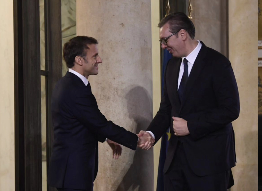 „VAŽAN SUSRET SA PRIJATELJEM“ Predsednik Vučić nakon sastanka sa Makronom u Jelisejskoj palati – na stolu 3 KLJULNE TEME (FOTO)