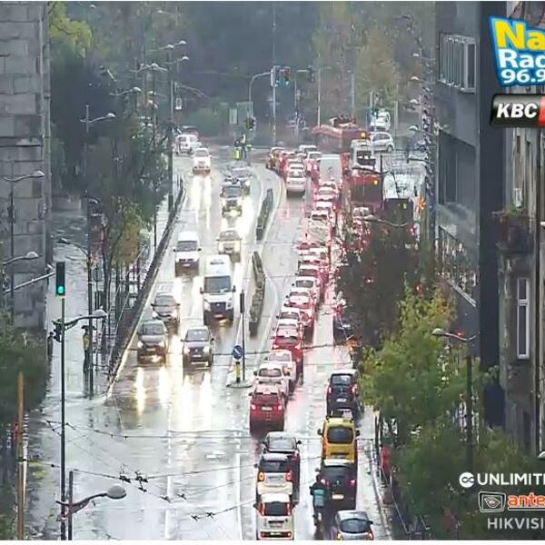 KIŠA PLJUŠTI, AUTOMOBILI MILE! Kolaps na beogradskim ulicama: Kolone vozila na mostovima, prilaz centru otežan