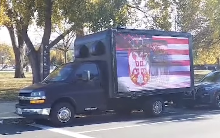 ZASTAVA SRBIJE, SLIKE STRADANJA SRBA NA KIM I PORUKA KURTIJU: Kamion sa obeležjima naše zemlje prošao ulicama Vašingtona (VIDEO)