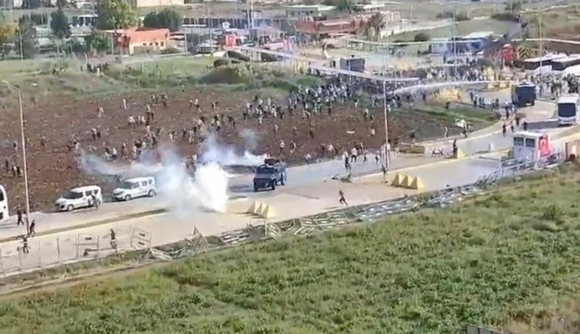DEMONSTRANTI POKUŠALI DA UPADNU U AMERIČKU VOJNU BAZU! Scene haosa u Turskoj, policija koristila suzavac i VODENE TOPOVE (VIDEO)￼