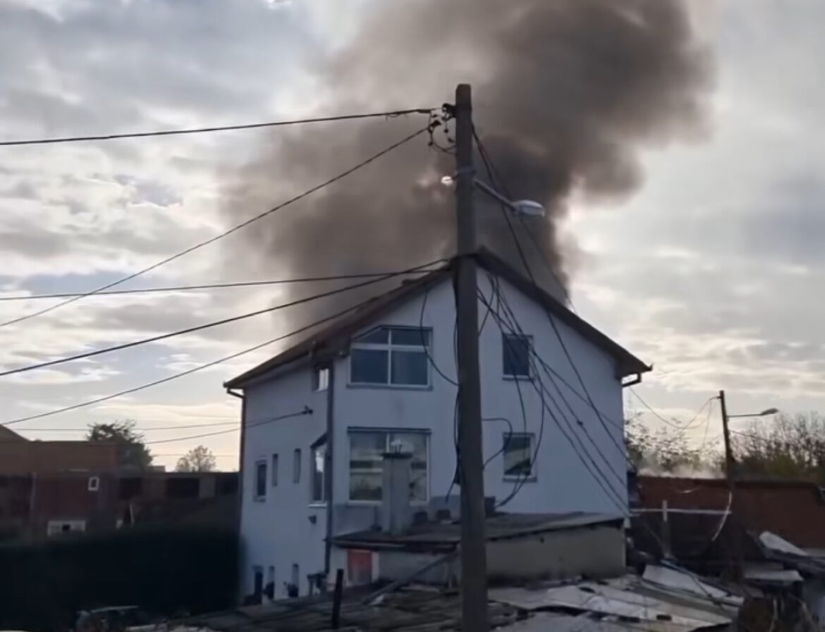 VELIKI POŽAR U ŽELEZNIKU, IMA MRTVIH: Gust dim kulja iz kuće, vatrogasci se bore sa VATRENOM STIHIJOM (VIDEO)￼