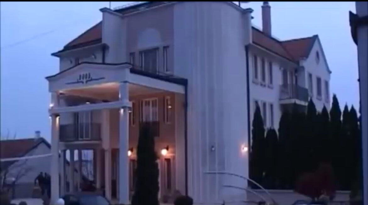 Velelepna vila koja podseća na zdanje „zemunaca“ u Šilerovoj! Sve o kući pokojnog Kosmajca na koju je bačena bomba (VIDEO)
