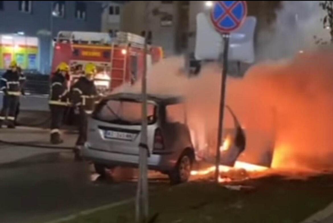 AUTOMOBIL POTPUNO IZGOREO: Vatra je uništila vozilo u Kraujevcum, varnice letele na sve strane 
