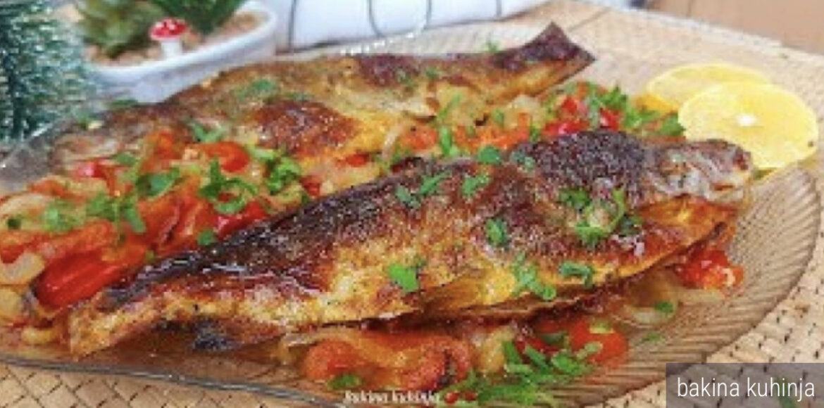 Riba iz rerne sa povrćem! Ukusan specijalitet koji morate da probate (VIDEO)