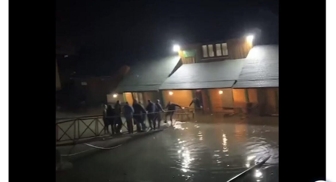 OTKRIVENO ZAŠTO JE POTONUO SPLAV U SMEDEREVU! Ljudi mokri bežali, voda odjednom počela da ulazi u lokal usred žurke! (VIDEO)