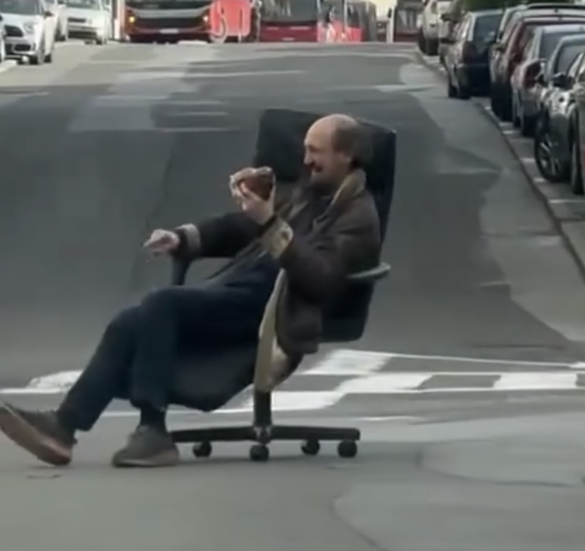 OVA SCENA SE JEDNOM VIĐA: Čovek nasred ulice, na Zelenom Vencu, „vozi“ fotelju i ne obazire se na saobraćaj!