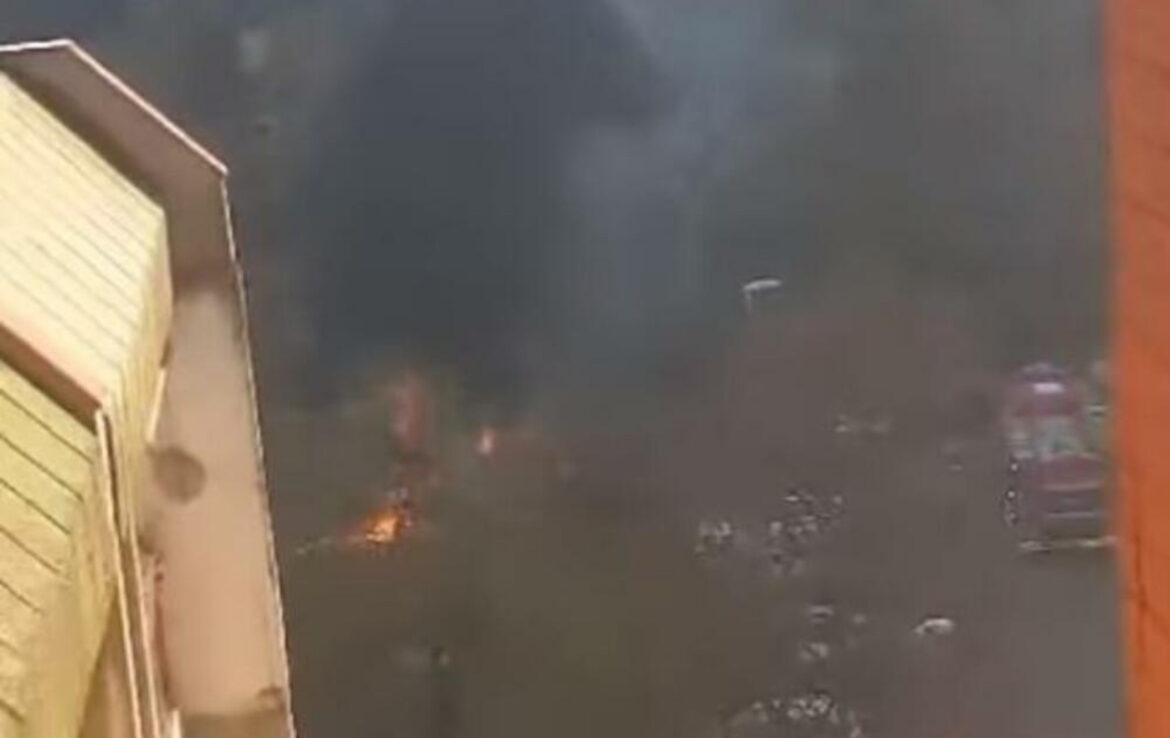 Gori automobil na Banjici: Vatra ga progutala, dim kulja na sve strane 