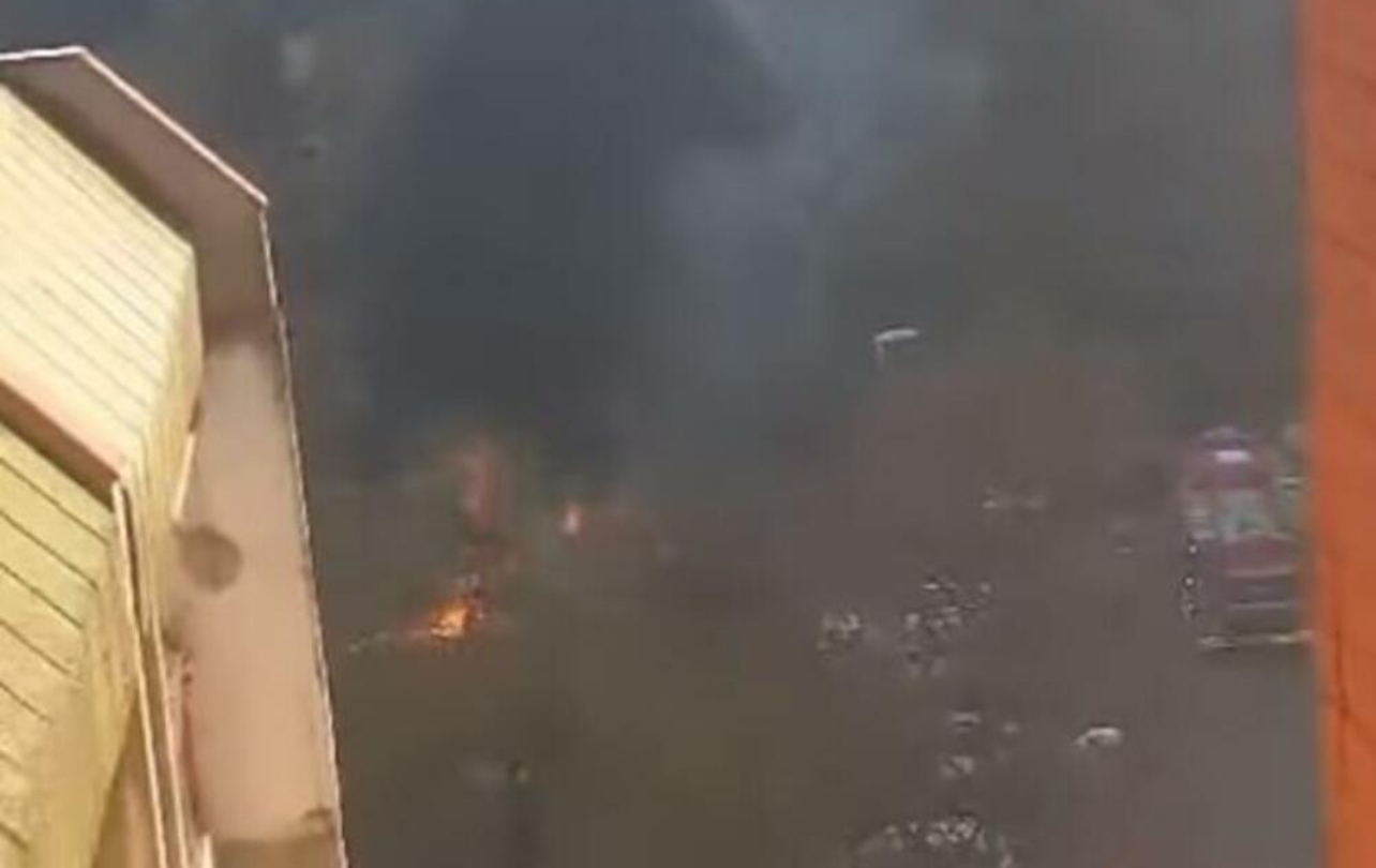 Gori automobil na Banjici: Vatra ga progutala, dim kulja na…