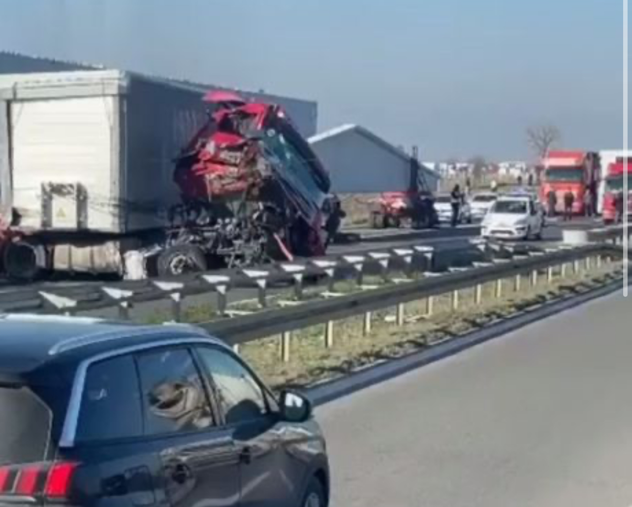 Užasna saobraćajka kod Novih Banovaca: Kabina kamiona zgužvana, policija na…