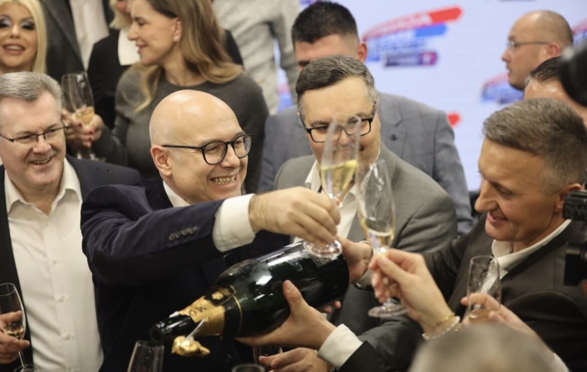 NE MOŽE NAM NIKO NIŠTA! Pobeda liste „Srbija ne sme da stane“ slavila se u štabu SNS-a uz harmoniku, otvoren i šampanjac 