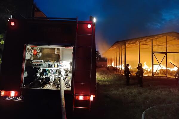 PRVE SLIKE VELIKOG POŽARA U KRAGUJEVCU Sedam vatrogasnih ekipa se borilo sa stihijom! Vlasnik objekta SUMNJA na jednu stvar (FOTO) 