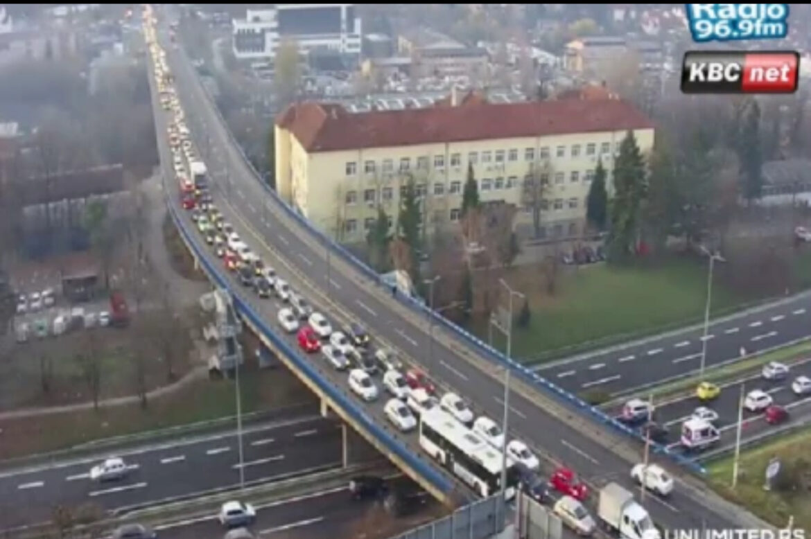 PREKO PLAVOG MOSTA AKO BAŠ MORATE! Ove saobraćajnice su od jutros kritične – mili se i jedva prolazi, formirane kolone! (FOTO) 