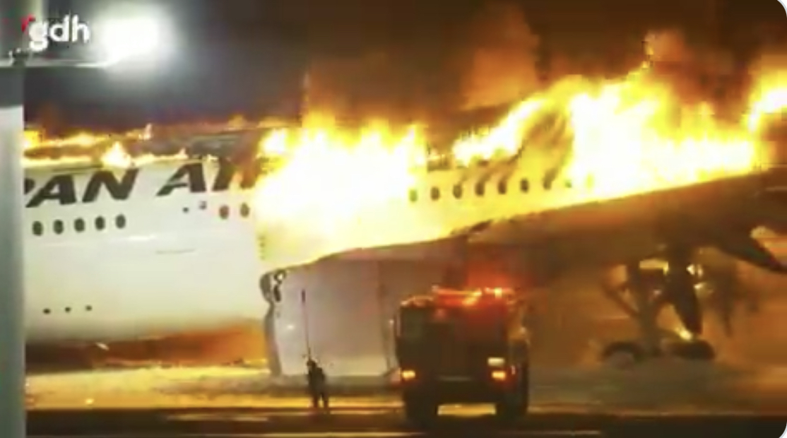 OVO JE PRAVO ČUDO Kako je skoro 400 ljudi iz zapaljenog aviona EVAKUISANO ZA 90 SEKUNDI