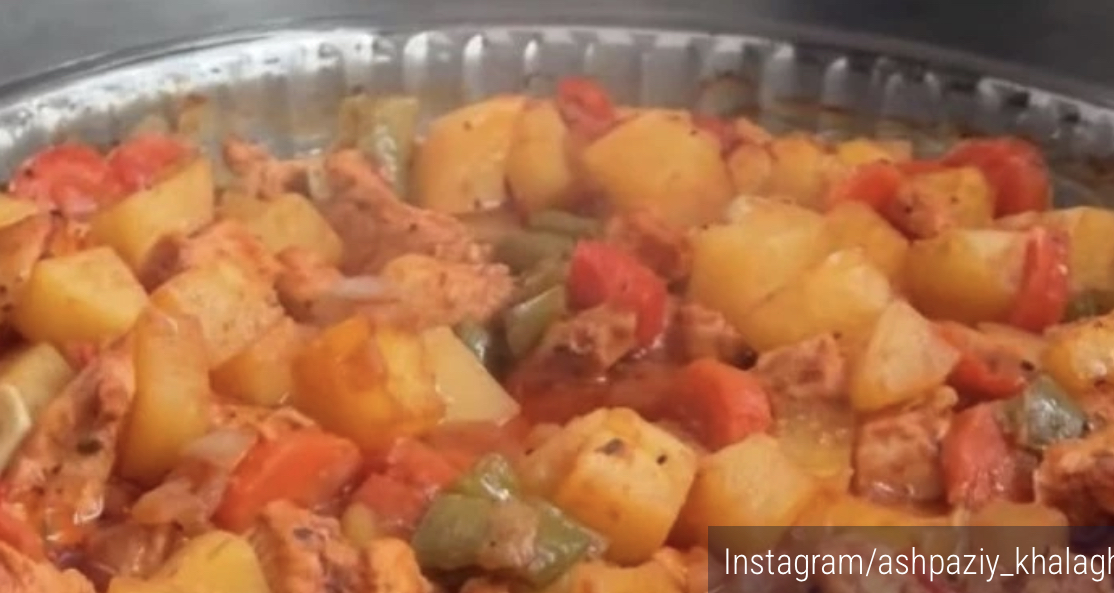 Ceo obrok u jednoj tepsiji – prste da poližete! Piletina spremljena na ovaj način je nešto posebno (VIDEO)