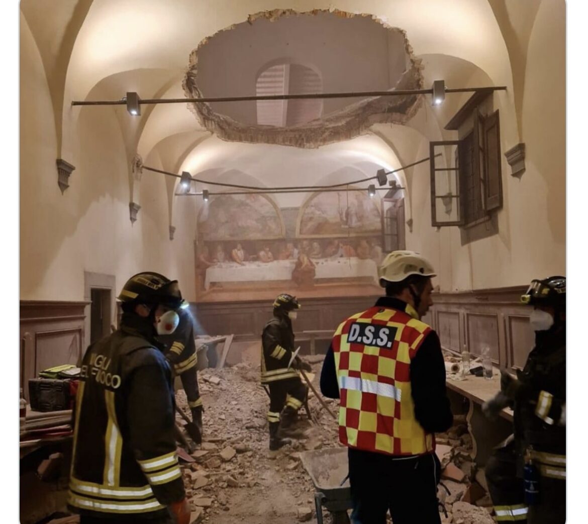 SRUŠIO SE PLAFON U MANASTIRU TOKOM SVADBE Drama u Italiji: Više od 30 gostiju povređeno (FOTO)