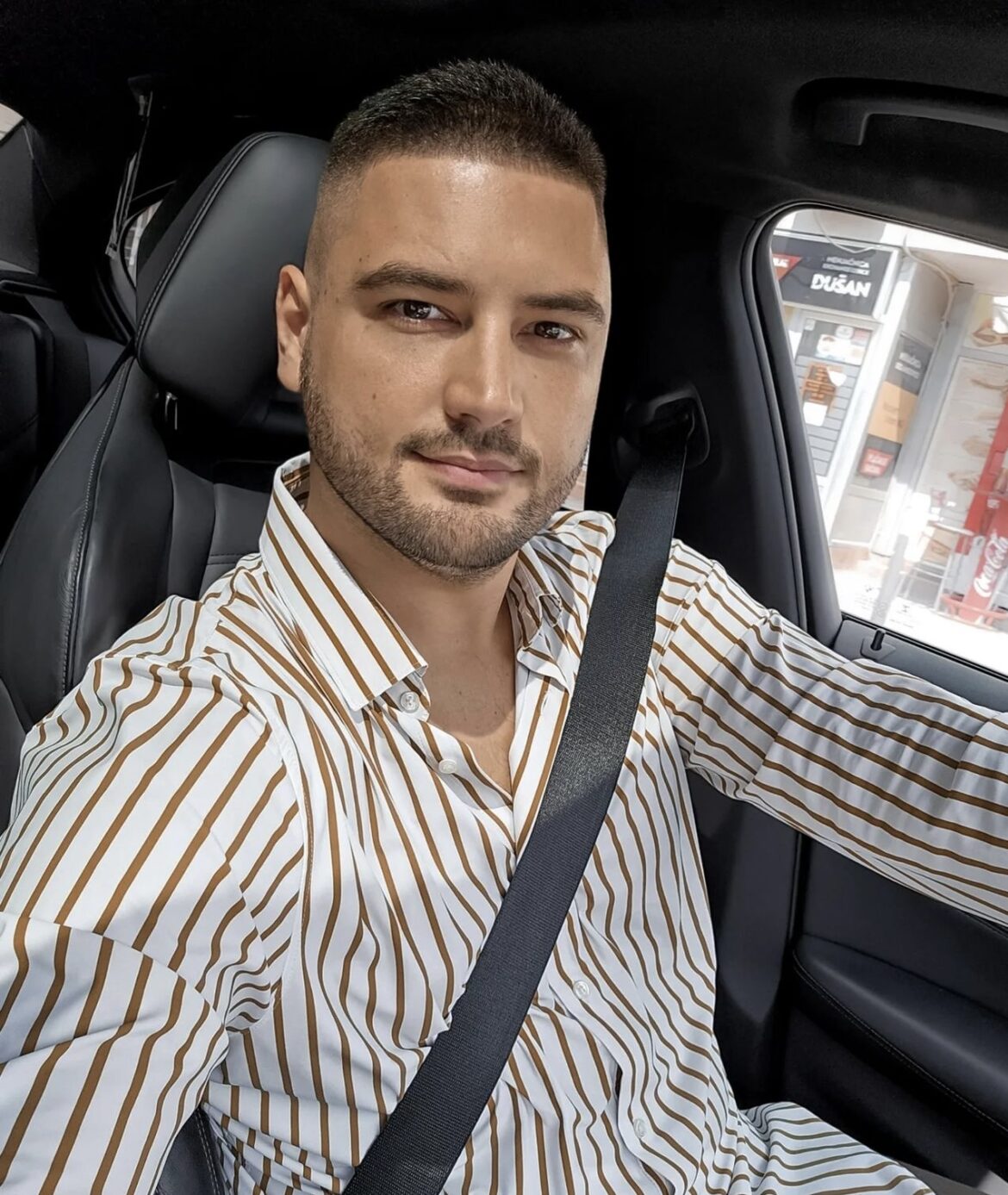 (FOTO) DVA MESECA NAKON POROĐAJA Žena Ljube Perućice izdominirala u crvenom odelu na veselju, on je ljubi sve vreme: „Mama i tata u provodu“