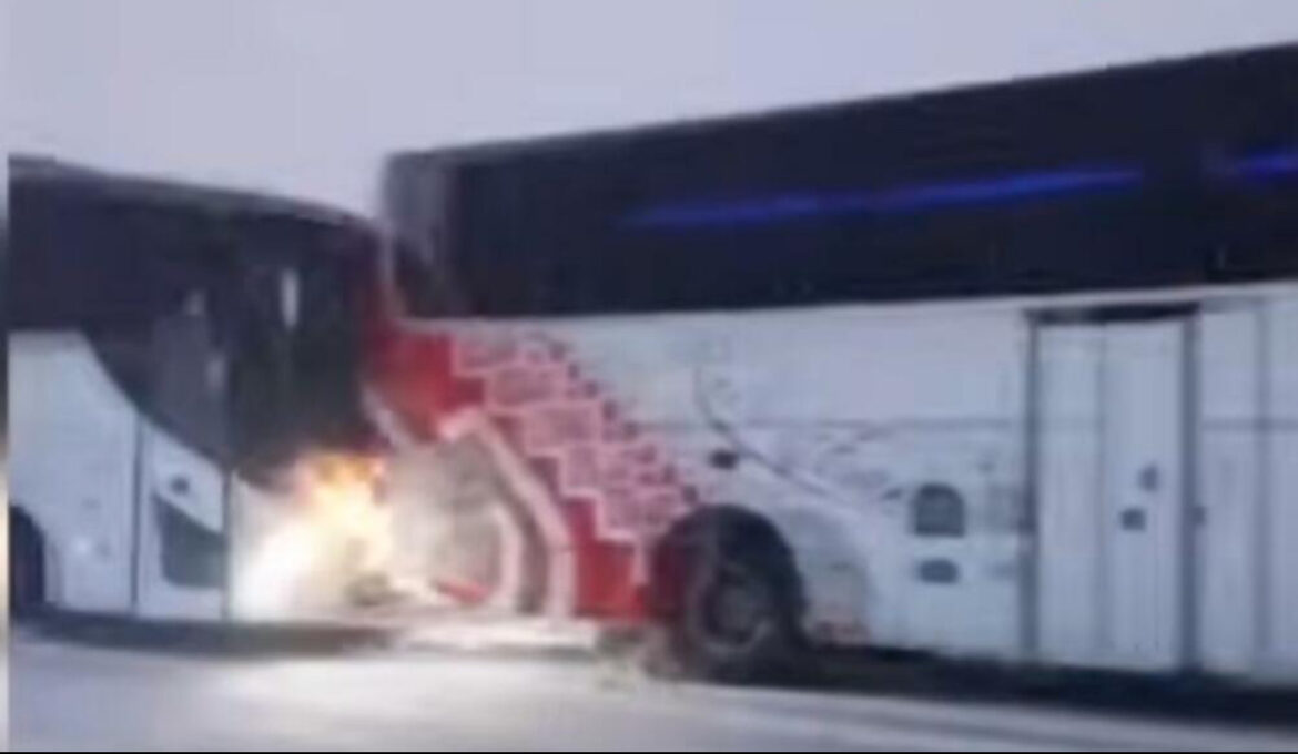 JEZIVI SNIMAK LANČANOG SUDARA U TURSKOJ: Pogledajte kako se autobus zakucao u drugo vozilo i gura ga po putu! VIDEO