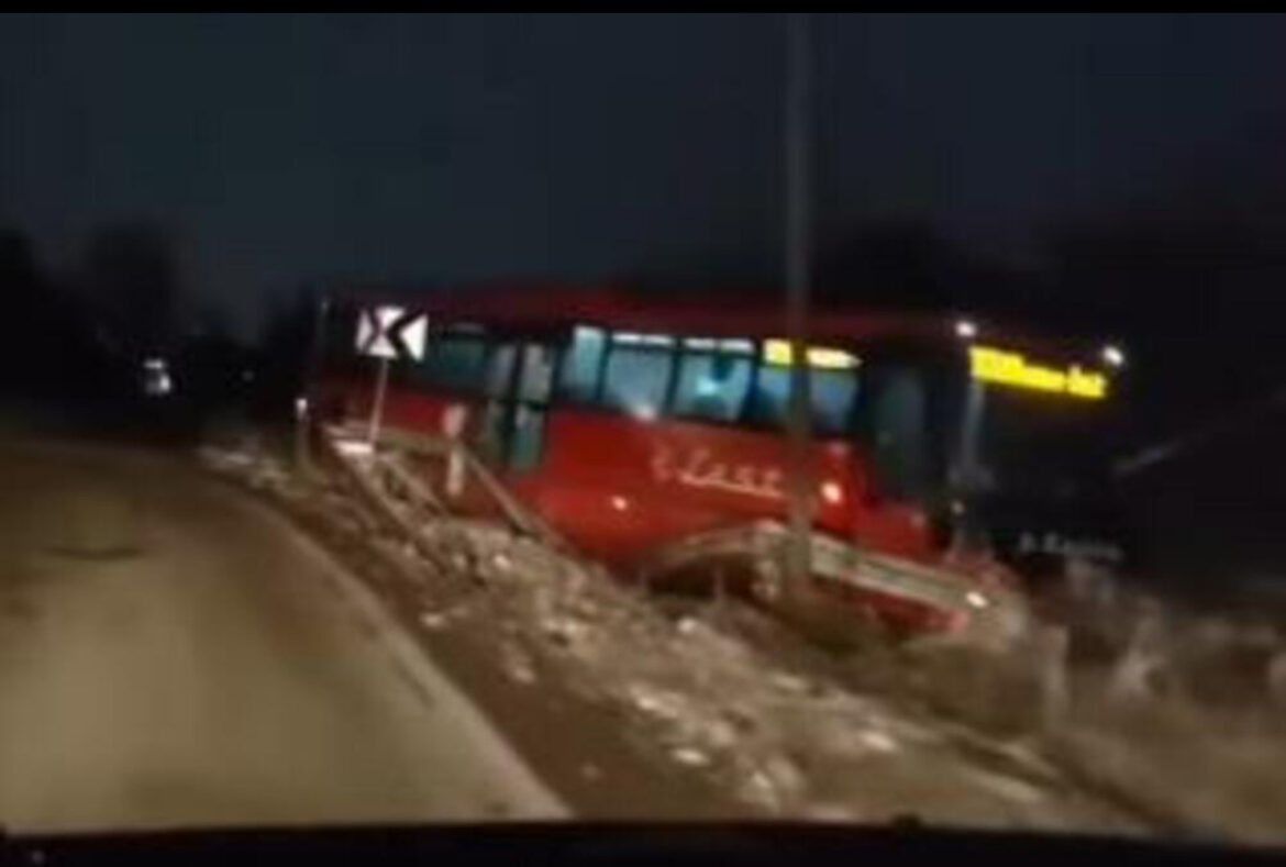 NESEĆA KOD OBRENOVCA: Autobus sleteo sa puta kod Stublina! Foto-VIDEO