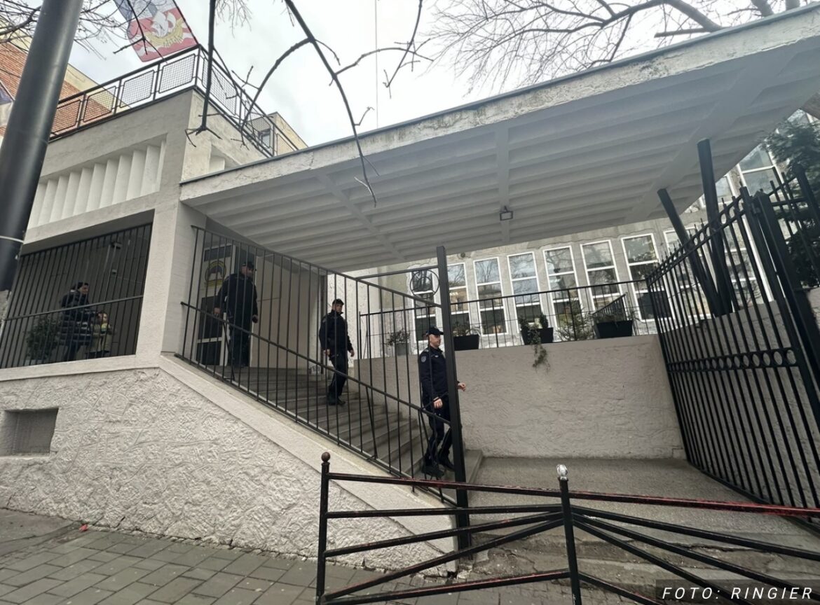 DEČAK KOJI JE DONEO NOŽ U ŠKOLU ODVEDEN U POLICIJU Prve slike ispred „Ribnikara“, policajci na licu mesta nakon što je pronađeno oružje kod osmaka