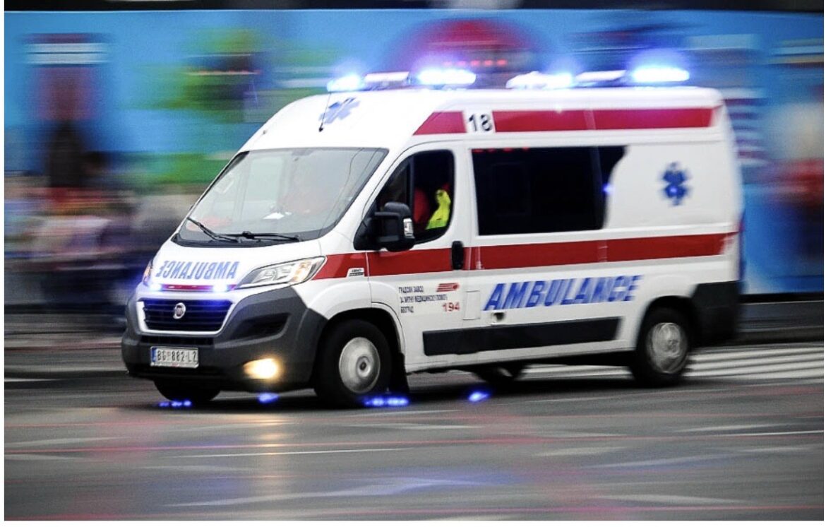 STRAVIČNA NESREĆA NA NOVOM BEOGRADU Sudar dva automobila, jedan se prevrnuo: Hitna pomoć prevozi povređene u bolnicu