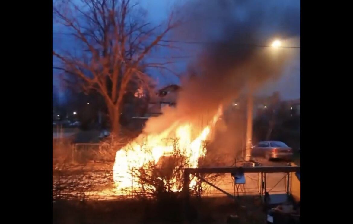 IZGOREO AUTOMOBIL U ŽELEZNIKU: Dvoje male dece bilo u vozilu koje je gutao plamen (VIDEO)