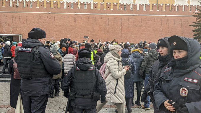 (VIDEO) HAOS U MOSKVI Protest protiv mobilizacije, policija hapsi, Putin u VELIKOM PROBLEMU: „Ovde smo kao žene kojima su potrebni muževi“