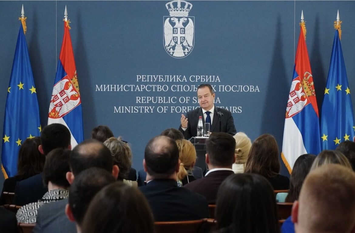 Ministar Dačić sa polaznicima Diplomatske akademije