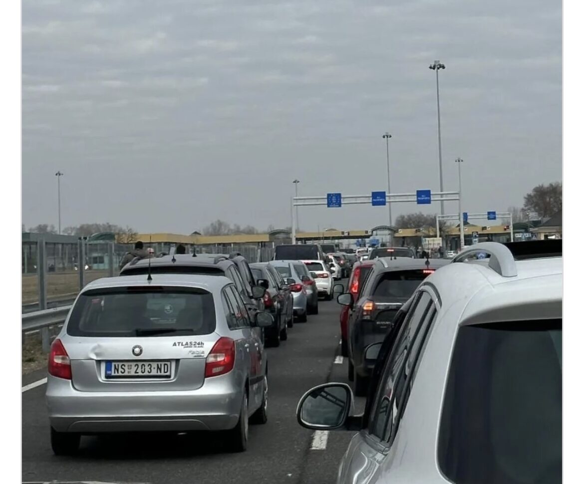 KILOMETARSKE KOLONE NA PUTEVIMA U SRBIJI Evo na kojim graničnim prelazima se najviše čeka (VIDEO)
