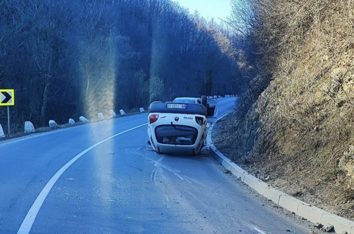 Udes kod Kragujevca: Dramatična fotografija prevrnutog vozila na putu￼