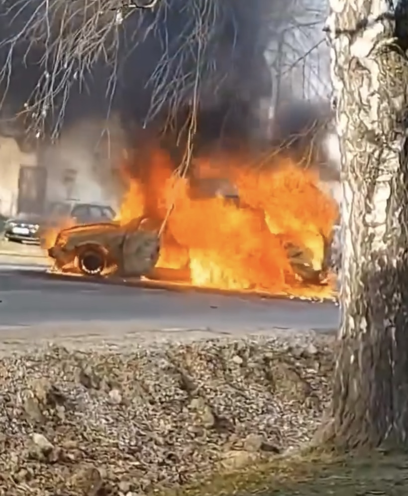 Ogroman plamen guta automobil kod Rume: Udes izazvao požar, crni dim kulja iz vozila