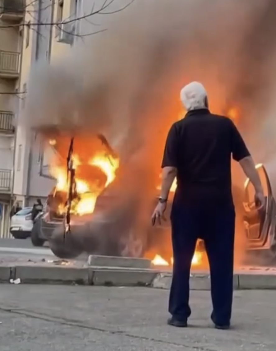 Ogroman plamen guta automobil na Voždovcu, stravičan snimak iz Klinske ulice: Evo kako je buknula vatra