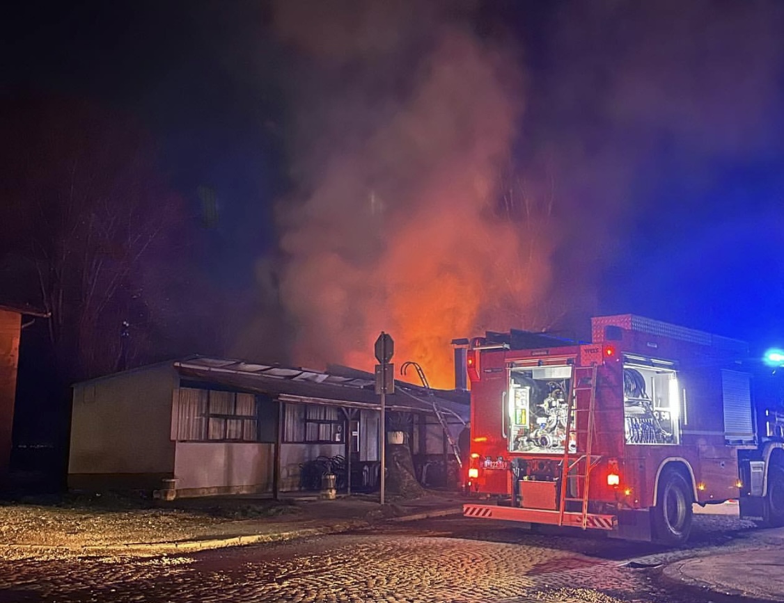 PLANUO UGOSTITELJSKI OBJEKAT U LOZNICI Celo naselje bez struje, vatrogasci se bore sa stihijom (FOTO) 