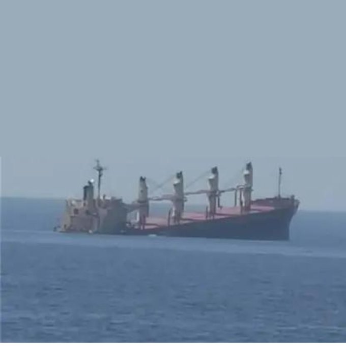 „SVETU PRETI VELIKA KATASTROFA“ Ključa u Crvenom moru, Huti raketirali brod – curi nafta i ostavlja TRAG DUG 30KM! HAVARIJA (FOTO) 