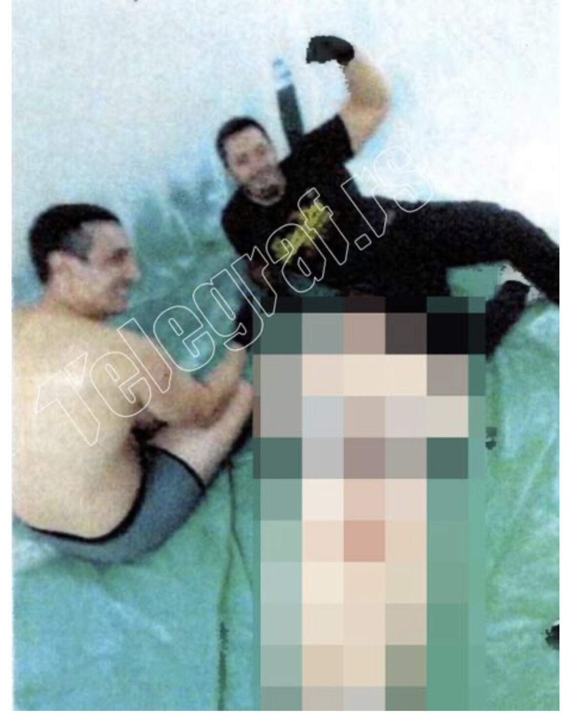 Nikad viđena fotografija Lalića i Belivuka iz kuće strave u Ritopeku: Pakleni osmesi iznad tela mučene žrtve