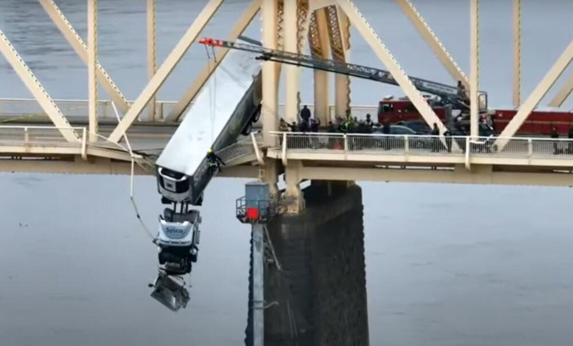 HRABRI VATROGASAC BRŽI OD SMRTI: Pogledajte dramatičan snimak spasavanja žene iz kamiona koji je visio sa mosta (VIDEO) 