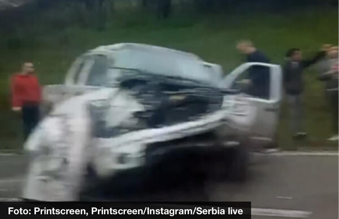 PRVI SNIMCI TEŠKE NESREĆE KOD BUBANJ POTOKA: Auto se isprevrtao, skroz zgužvan, povređene voze u Urgentni, stvaraju se gužve VIDEO 