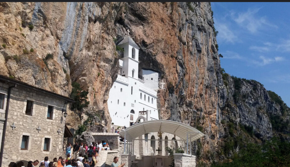 Zemljotres se osetio u Ostrogu, ništa nije oštećeno: Ušli smo u manastir posle potresa 