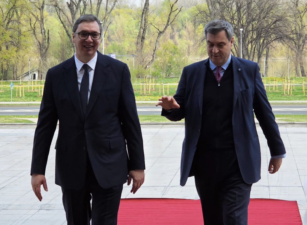 VUČIĆ SA MARKUSOM ZEDEROM: Predsednik odlikuje predsednika Vlade Bavarske (FOTO) 
