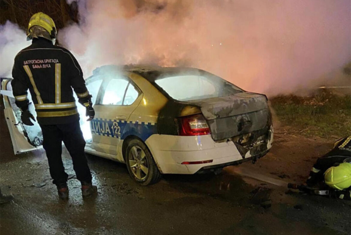 IZGOREO POLICIJSKI AUTOMOBIL U BANJALUCI! Sve se desilo usred noći, utvrđuje se uzrok (FOTO) 