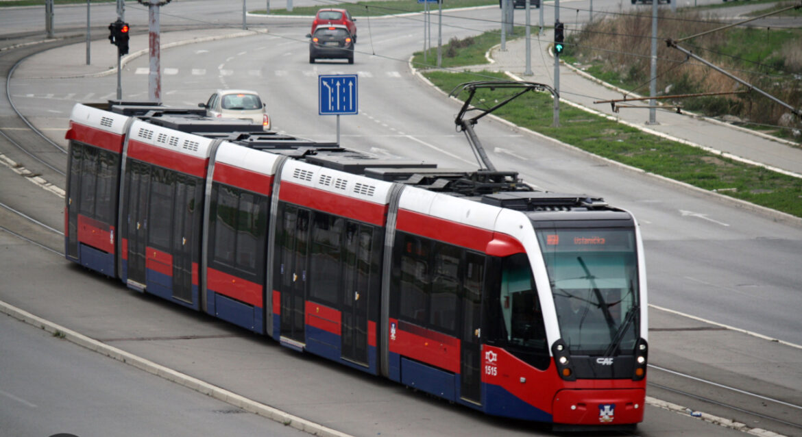 Kvar na tramvaju stvorio veliku kolonu u Bulevaru Kralja Aleksandra: Autobusi „priskočili“ u pomoć