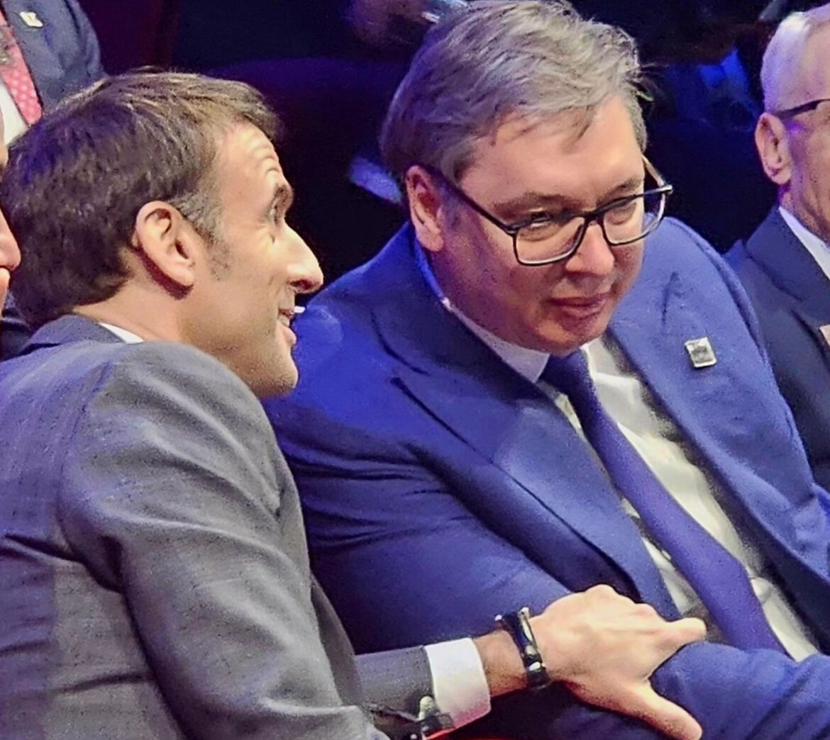 Vučić i Makron se srdačno pozdravili na samitu o nuklearnoj energiji u Briselu 