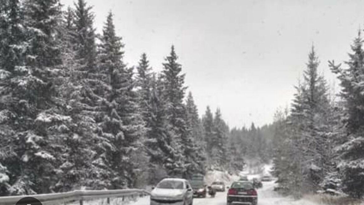 OPREZ, VOZAČI! AMSS upozorio: Zbog snega na pojedinim putevima obavezne zimske gume