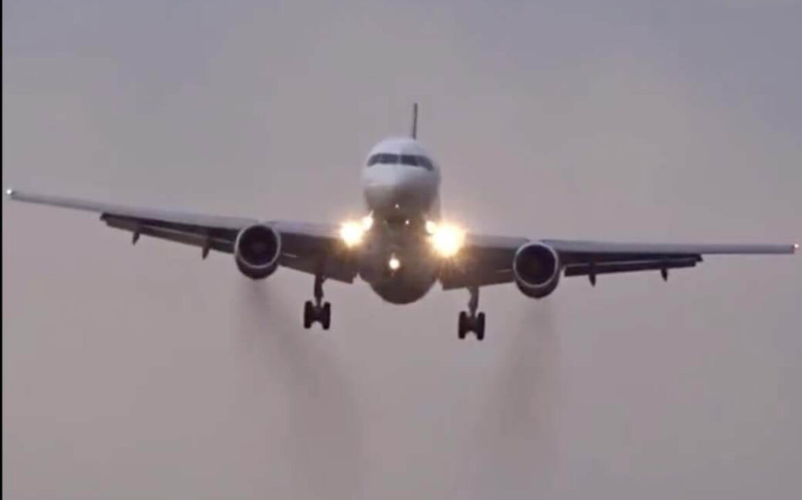 DRAMA NA LETU: Motor aviona se pokvario u sred leta, putnici prestravljeni: „Čuo se veoma jak prasak, bilo je UZNEMIRUJUĆE“ 