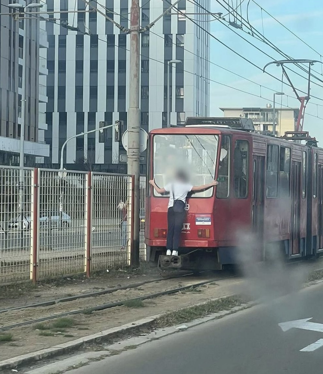 „ZA HITNO LEČENJE“ Mladić se vozi tramvajem sa spoljašnje strane: Uznemirujuća scena sa Novog Beograda (FOTO)