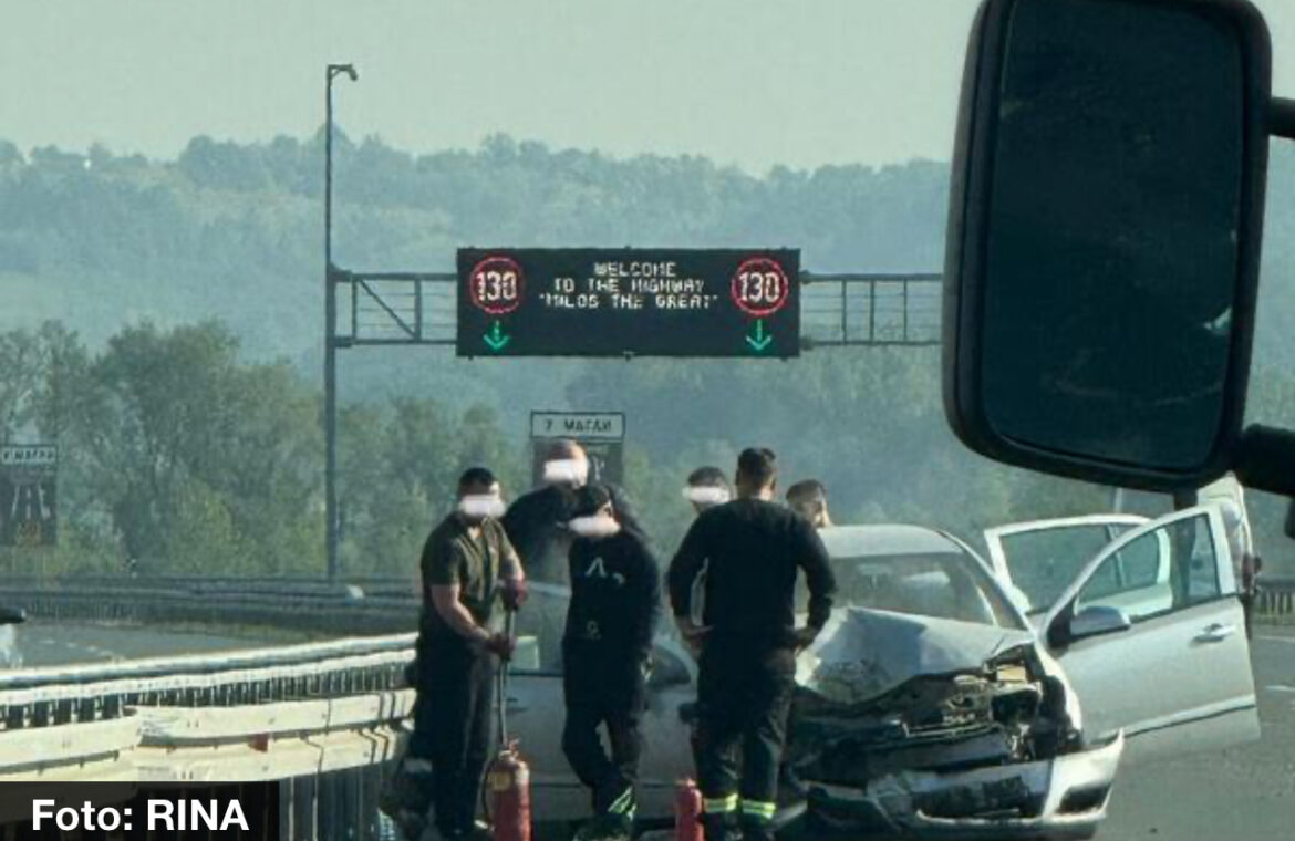 TEŽAK UDES NA MILOŠU VELIKOM U LAJKOVCU: Auto udario u kombi, vozila uništena, delovi svuda po putu (FOTO) 