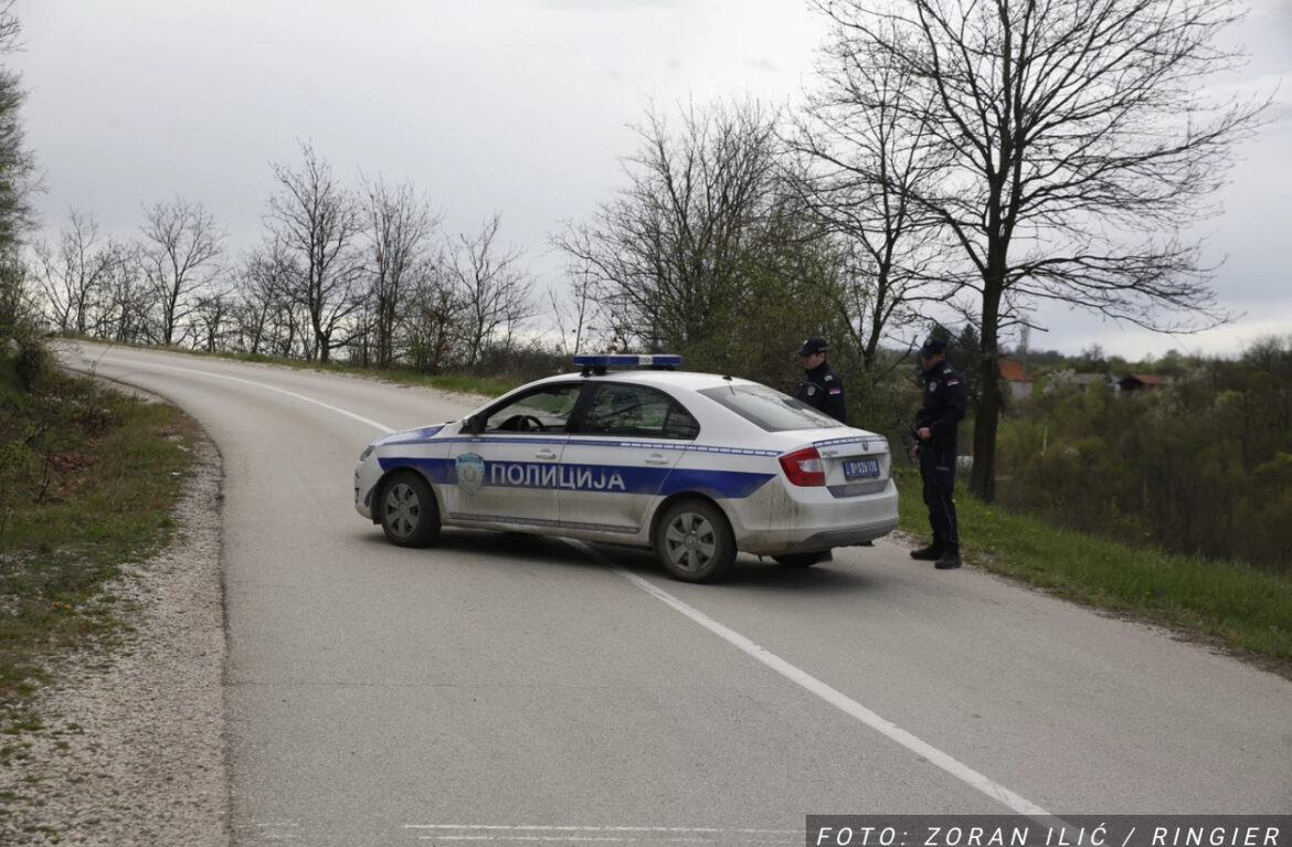 PRVE SLIKE SA STAROBANJOSKOG PUTA Policija blokirala prilaz deponiji gde je bačeno telo male Danke (FOTO)