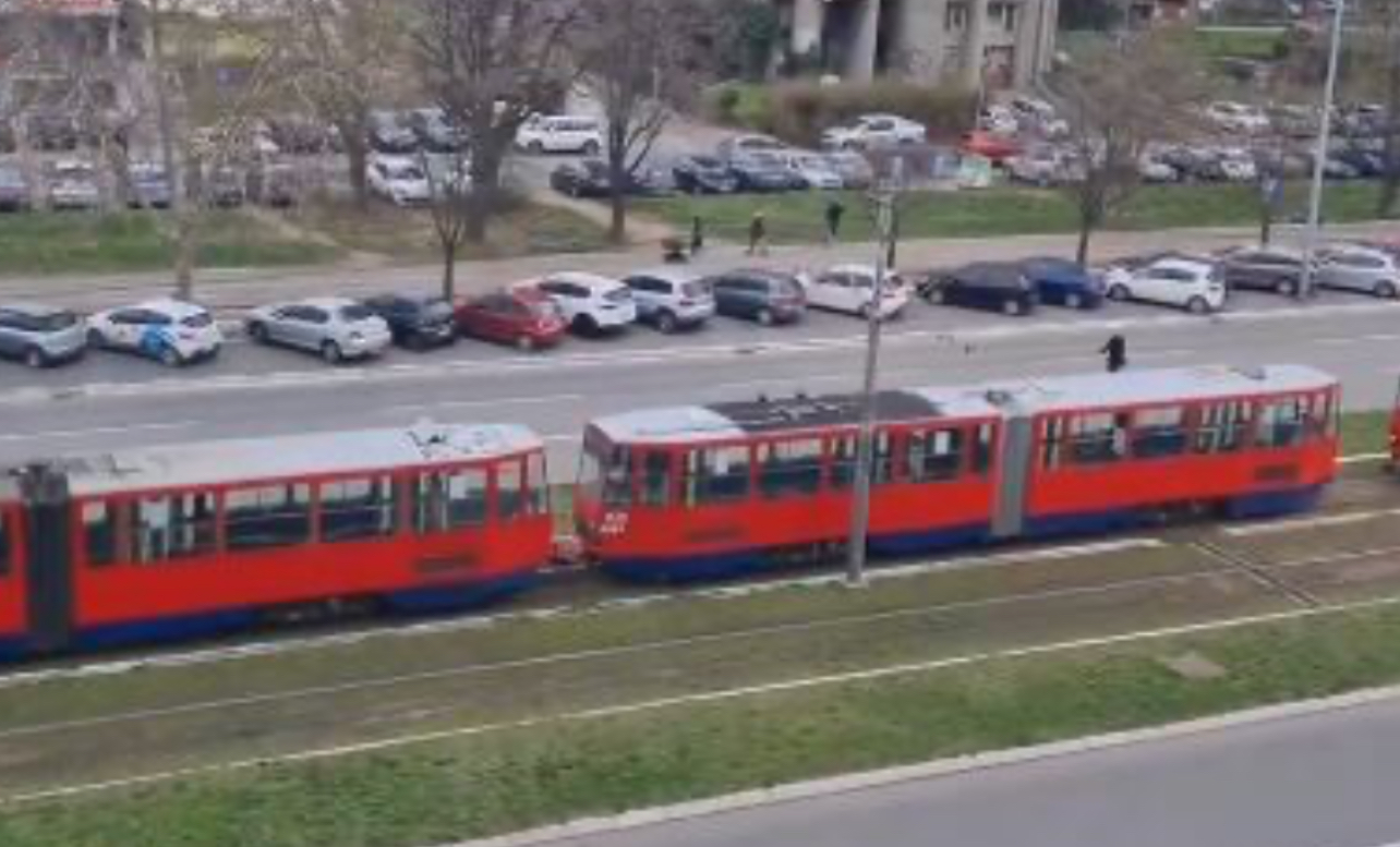 Zastoj tramvaja na Novom Beogradu: Ljudi krenuli peške na odredište 