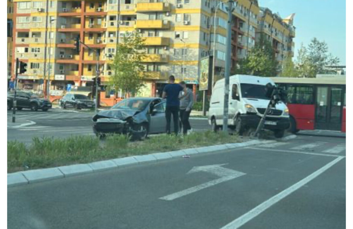 Saobraćajka na Novom Beogradu: Automobil zgužvan, oboren i semafor